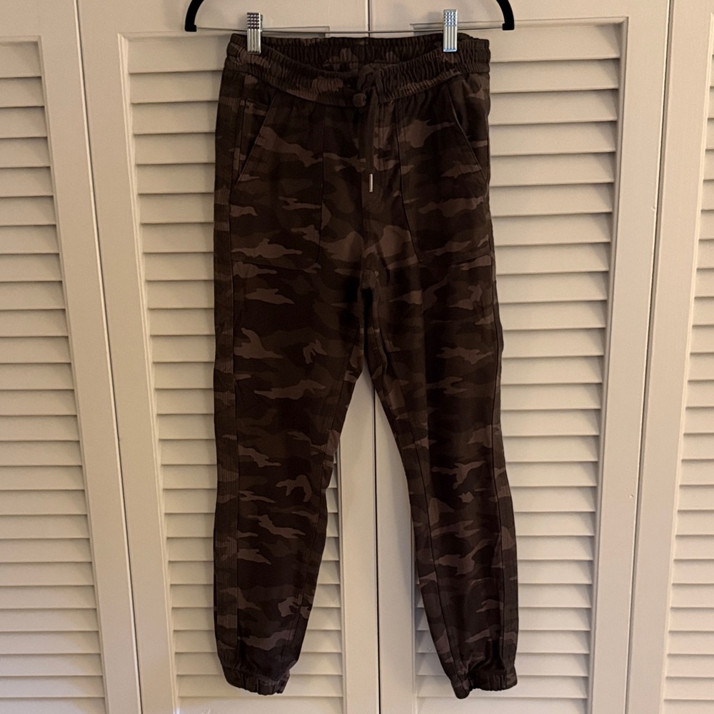 Athleta Women’s Brown Camouflage Jogger Pants